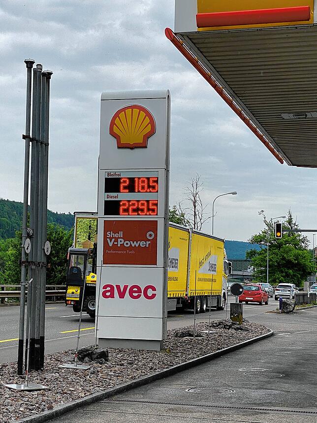 Auf der gegenüberliegenden Rheinseite sind die Tankstellen wie leergefegt. Hier in Koblenz kostet der Liter Diesel 2,295 Franken, für ...