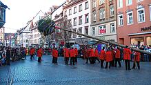Die können das: Die Schwenninger Ziegel-Buben stellen am 28. Januar in Villingen ihren Narrenbaum auf. Nun soll der Baum den umgekehrten ...