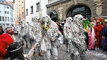 Nur ein einziges Mal sind die Dingelsdorfer Ala-Bock an Fasnacht in Konstanz, und zwar extra zum Sonntagsumzug. Dann aber erscheinen sie ...