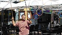Mit seinen Seifenblasenkompositionen hatte Manuel Maier aus Freiburg große und kleine Besucher begeistert.