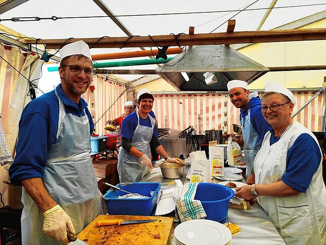 Spanferkelbraten, Pommes frites oder Hähnchen: zur Mittagszeit sorgten Markus Traber, Carola Fischer, Daniel Heine und Renate Grün ...
