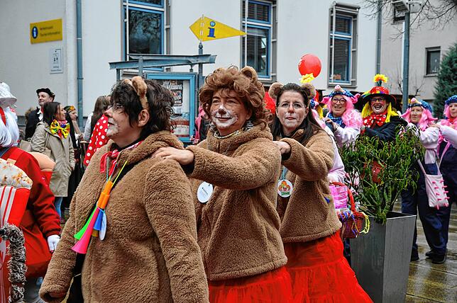 Bild 28: Bunte Zirkusschar in Steißlingen: So feierten die Narren die Rathausübergabe am Schmotzige