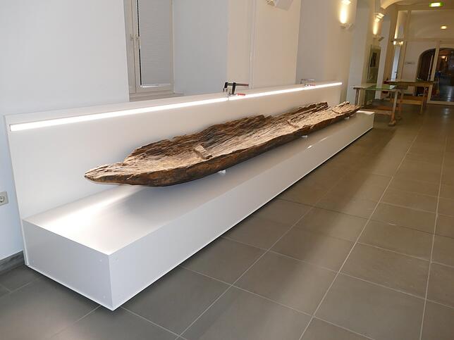 Im Archäologischen Landesmuseum ist ein aus dem Schluchsee geborgener Einbaum zu sehen.