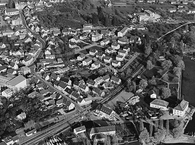 Dieses Foto von Ludwigshafen wurde im November 1977 aufgenommen. Rechts sind Zollhaus und Uferpark. Links oben die Kirche St. Otmar.