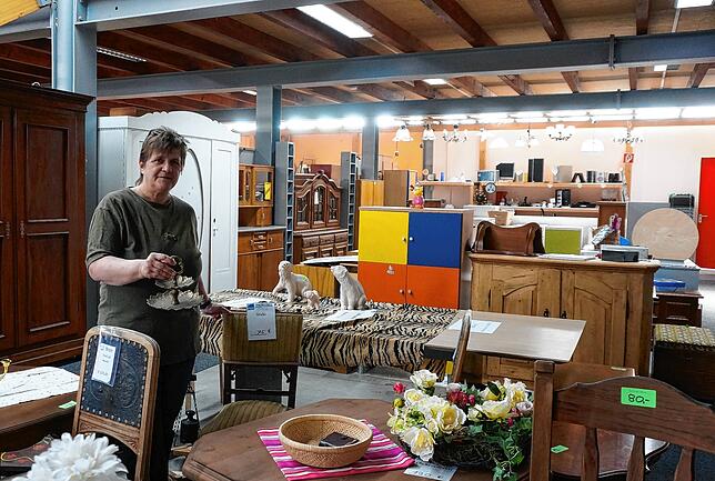 Viel Ware, keine Kunden: Eine PVD-Mitarbeiterin steht inmitten unzähliger Möbel im geschlossenen PVD-Secondhand Kaufhaus.