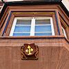 Was ist das für ein Zeichen am Haus Bickenstraße 14? Ein altes mittelalterliches Wappen? Nein, ganz so einfach ist es nicht.