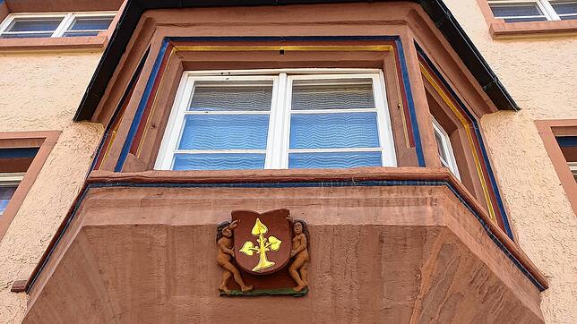 Was ist das für ein Zeichen am Haus Bickenstraße 14? Ein altes mittelalterliches Wappen? Nein, ganz so einfach ist es nicht.