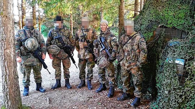 Khodadad Ataiy 2015 mit Kameraden in Donaueschingen bei einer Übung zu seiner Ausbildung als Oberleutnant.