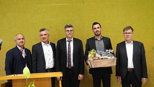 Johannes Stegmaier wird in sein Amt als Rektor der Waldtorschule in Waldshut eingeführt. Von links: Konrektor Simon Dobrodolac, ...