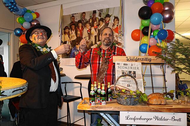 Mit einem Schnäpschen wird auf den munteren Tag angestoßen.