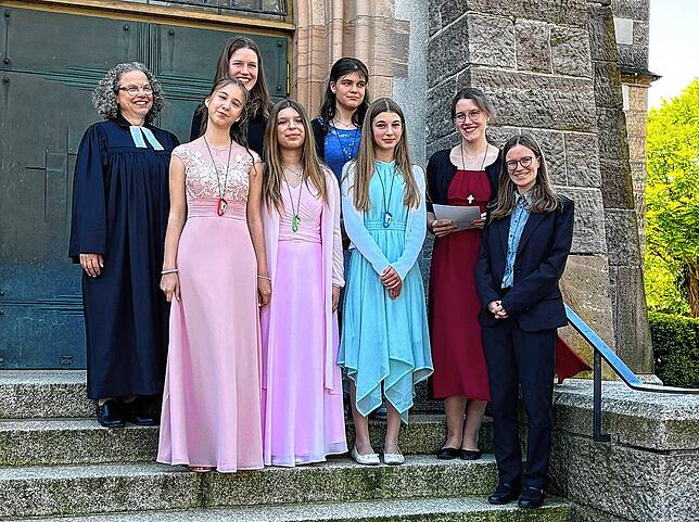 Von links: Pfarrerin Susanne Illgner, Hannah Kiefer, Katharina Aust, Mila Freidenberger, Magdalena Kluge, Lia Sinnemann, Johanna Aust ...