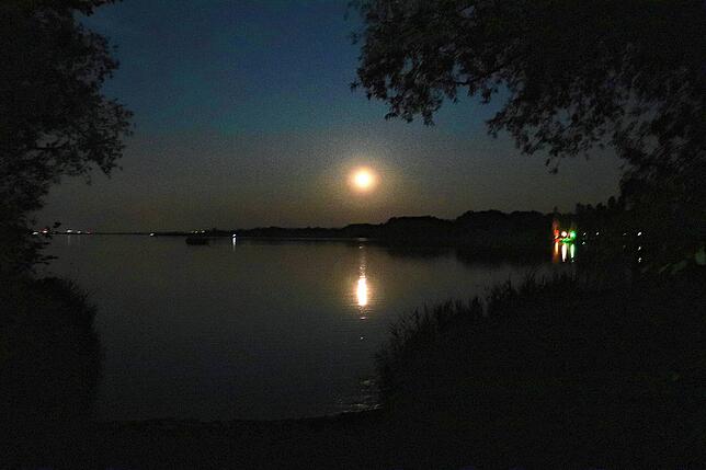 Der Erdbeermond vom Markelfinger Winkel aus. Ab 22.30 Uhr am Mittwochabend war er zu sehen. Allerdings erinnerte seine Farbe eher an ...