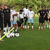 Der neue Athletik-trainer Mathias Mauz (rechts) erklärt den Villinger Spielern die erste Übungseinheit. Bilder: Peiker