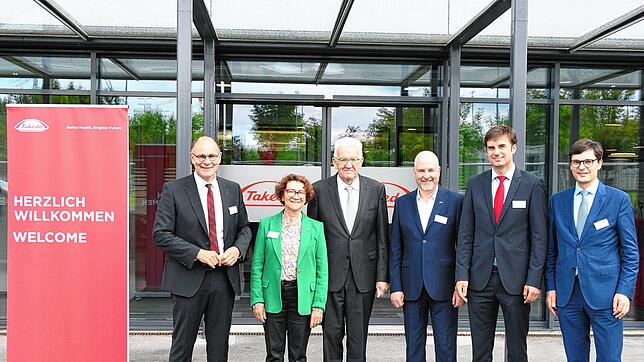 Baden-Württembergs Ministerpräsident Winfried Kretschmann (Grüne; 3. von links) besucht die Produktionsstätte für den Dengue-Impfstoff ...