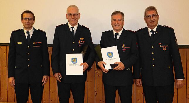 Günther Laur vom Vorstand des Kreisfeuerwehrverbands verleiht Wilfried Groß und Klaus Dammann das Feuerwehr-Ehrenkreuz in Bronze für ...