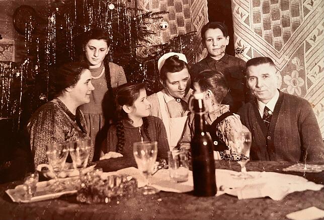 Nur ein paar Fotos von der Familie (hier das letzte Weihnachten) sind Horst Baldszuhn geblieben. Der Vater (rechts) wurde kurz vor ...