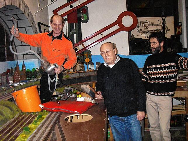 Carsten Nicolmann, Detlev Weiß und Manfred Krümmer beseitigen die Schäden durch den schweren Hagelschlag 2006, welche auch die ...