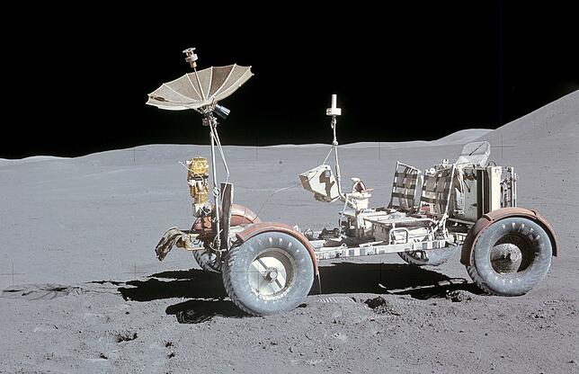 Der Mond-Rover von Apollo 15 im Jahr 1971. Aufnahmen von Fahrten zeigen, dass der Rover sehr leicht über Unebenheiten bretterte.