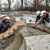 Anstrengende Arbeit: Im entstehenden Flowpark verteilen Bauunternehmer Marco Schönfelder (von links) und die Mitarbeiter Tobias Krautter ...