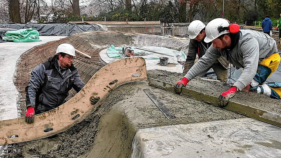 Anstrengende Arbeit: Im entstehenden Flowpark verteilen Bauunternehmer Marco Schönfelder (von links) und die Mitarbeiter Tobias Krautter ...