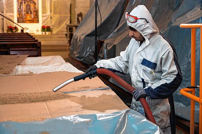Bild 5: Im Radolfzeller Münster wird geschossen &ndash; zumindest um die Wände wieder erstrahlen zu lassen. So laufen die Reinigungsarbeiten in den historischen Gemäuern