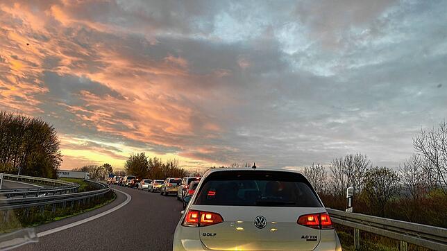 Ein Rollerfahrer und ein Autofahrer wurden bei einem schweren Verkehrsunfall auf Höhe des Kreuz Singen verletzt.