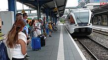 Auf dem Bahnhof Konstanz fährt ein elektrisch angetriebener Zug aus dem Schweizer St. Gallen ein. Nach der Elektrifizierung der ...