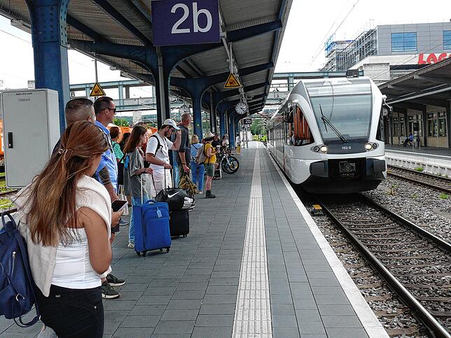 Auf dem Bahnhof Konstanz fährt ein elektrisch angetriebener Zug aus dem Schweizer St. Gallen ein. Nach der Elektrifizierung der ...