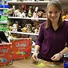 Susanne Maier zeigt das Spiel &bdquo;Ubongo&ldquo;.