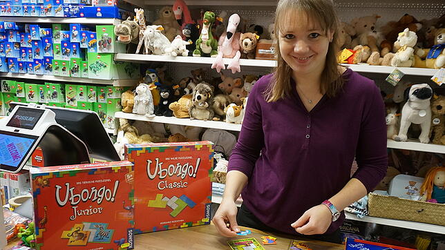 Susanne Maier zeigt das Spiel &bdquo;Ubongo&ldquo;.