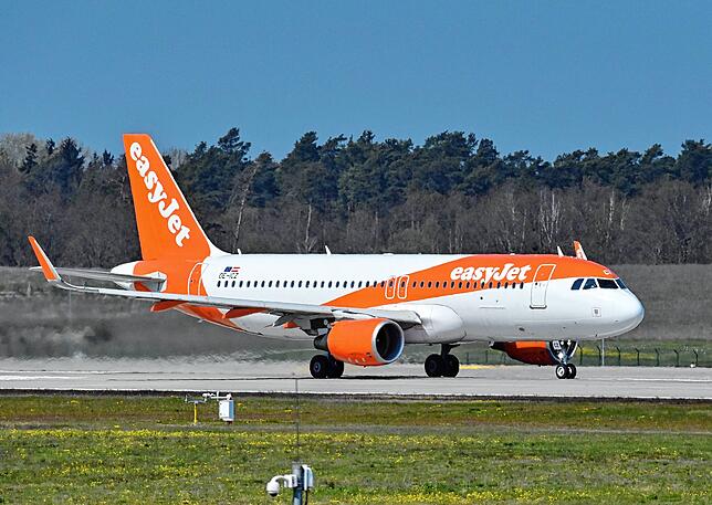 Ein Passagierflugzeug der britischen Fluggesellschaft easyJet steht vor Abflug auf der Start- und Landebahn des Bodensee-Airports ...