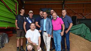 Ziehen eine gemischte Erntebilanz (von links): Jonas Geiges (Auszubildender bei Lindenwirts), Andreas Deyer, Vorsitzender des ...
