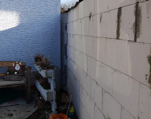 Dicht an dicht: Durch den Bau des rechten Gebäudes sind EG-Fenster beim linken Haus praktisch zugemauert.
