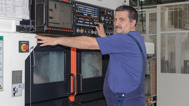 Im Industriebereich werden Fachkräfte wie Metin Özel, der bei der Firma Stecher in Sauldorf-Krumbach arbeitet, derzeit händeringend gesucht.