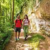 Rina Sefa und Jens Kluzik sind die Linzgau-Tour für uns vor der Corona-Krise abgelaufen. Hier im Aachtobel mit ockergelben Felswänden.