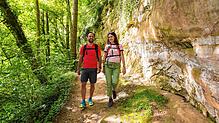 Rina Sefa und Jens Kluzik sind die Linzgau-Tour für uns vor der Corona-Krise abgelaufen. Hier im Aachtobel mit ockergelben Felswänden.