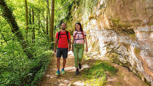 Rina Sefa und Jens Kluzik sind die Linzgau-Tour für uns vor der Corona-Krise abgelaufen. Hier im Aachtobel mit ockergelben Felswänden.