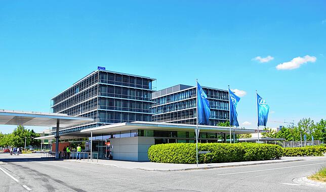 ZF am Standort Friedrichshafen. Der Technologiekonzern ist weltweit aktiv und stellt Systeme für Kraftfahrzeuge und Industrietechnik her.