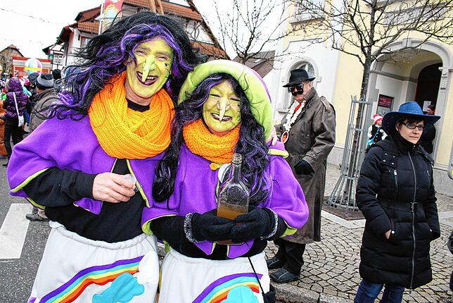An dieser Fasnet rannte Bürgermeister Manfred Härle (links), von vielen unerkannt, bei den als Schnapsdrosseln verkleideten Mimmenhauser ...