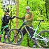 Jens Weimer (rechts) und Dominik Kreische, zwei passionierte Mountainbiker im Wald zwischen Uni, Mainau, St. Katharinen und ...