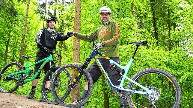 Jens Weimer (rechts) und Dominik Kreische, zwei passionierte Mountainbiker im Wald zwischen Uni, Mainau, St. Katharinen und ...