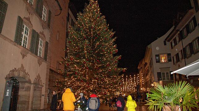 Das Wetter war am Freitag wechselhaft, aber die Stadt strahlte dennoch in weihnachtlichem Licht.