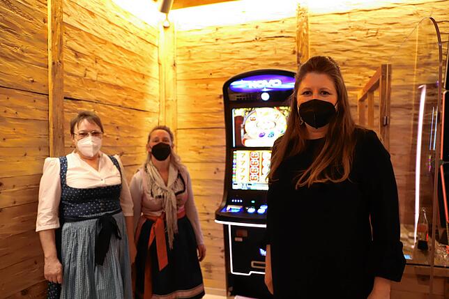Kolleginnen von Monika Imbriaco (links) und Andrea Beha (Mitte) müssen um ihren Job fürchten, wenn Spielhallen in Singen geschlossen ...
