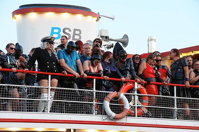 Bild 7: Wenn das Sadomaso-Schiff in Konstanz anlegt, zeigen die Gäste ihre Outfits