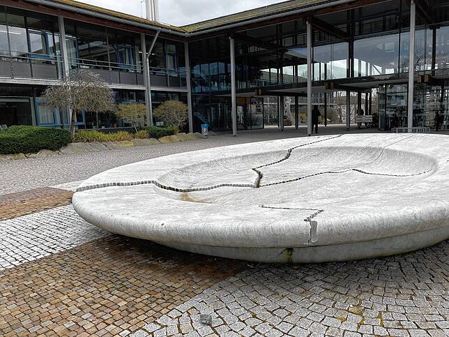 Sieht nur so aus, ist im Gegensatz zur Tiefgarage aber nicht kaputt, sondern Kunst: der Teller vor dem Landratsamt in Villingen.
