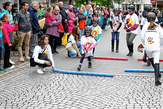 Bild 3: Reitturnier mit fulminantem Start
