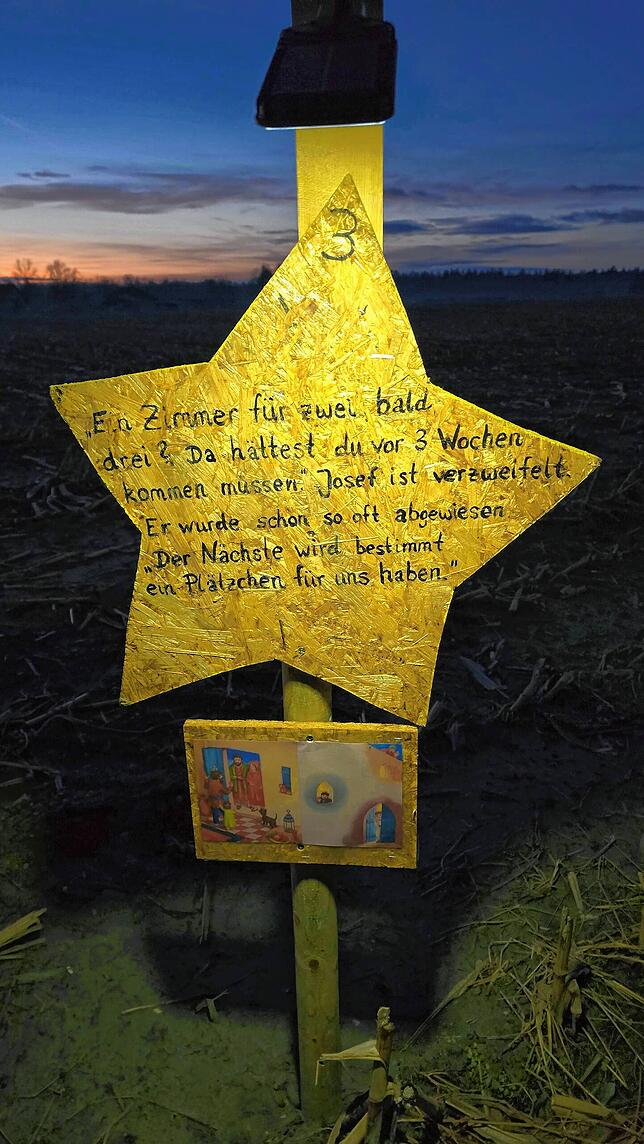 Eines von zehn Schildern, mit denen die Weihnachtsgeschichte erzählt wird.