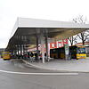 Der Ort des Geschehens: Am Busbahnhof in Singen sorgte ein Kaffeefleck über Wochen für Diskussionen in den sozialen Medien. Jetzt hat ...