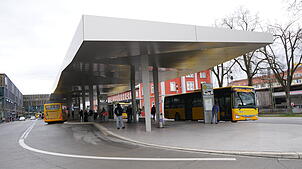 Der Ort des Geschehens: Am Busbahnhof in Singen sorgte ein Kaffeefleck über Wochen für Diskussionen in den sozialen Medien. Jetzt hat ...