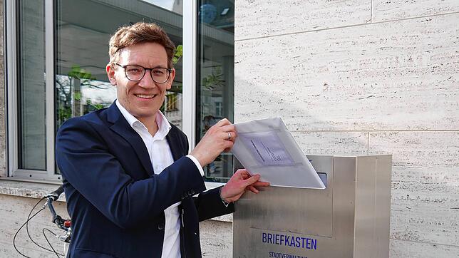 Marcus Röwer will neuer Bürgermeister in Singen werden. Am Dienstag hat er seine Bewerbung im Rathaus eingereicht.